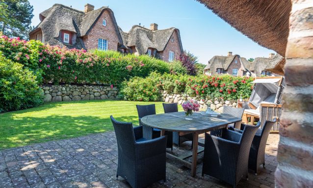 Sitzgruppe mit Strandkorb auf einer großen Südterrasse